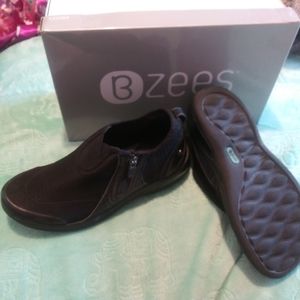 BZEES black shoe with zipper size 7 Wide